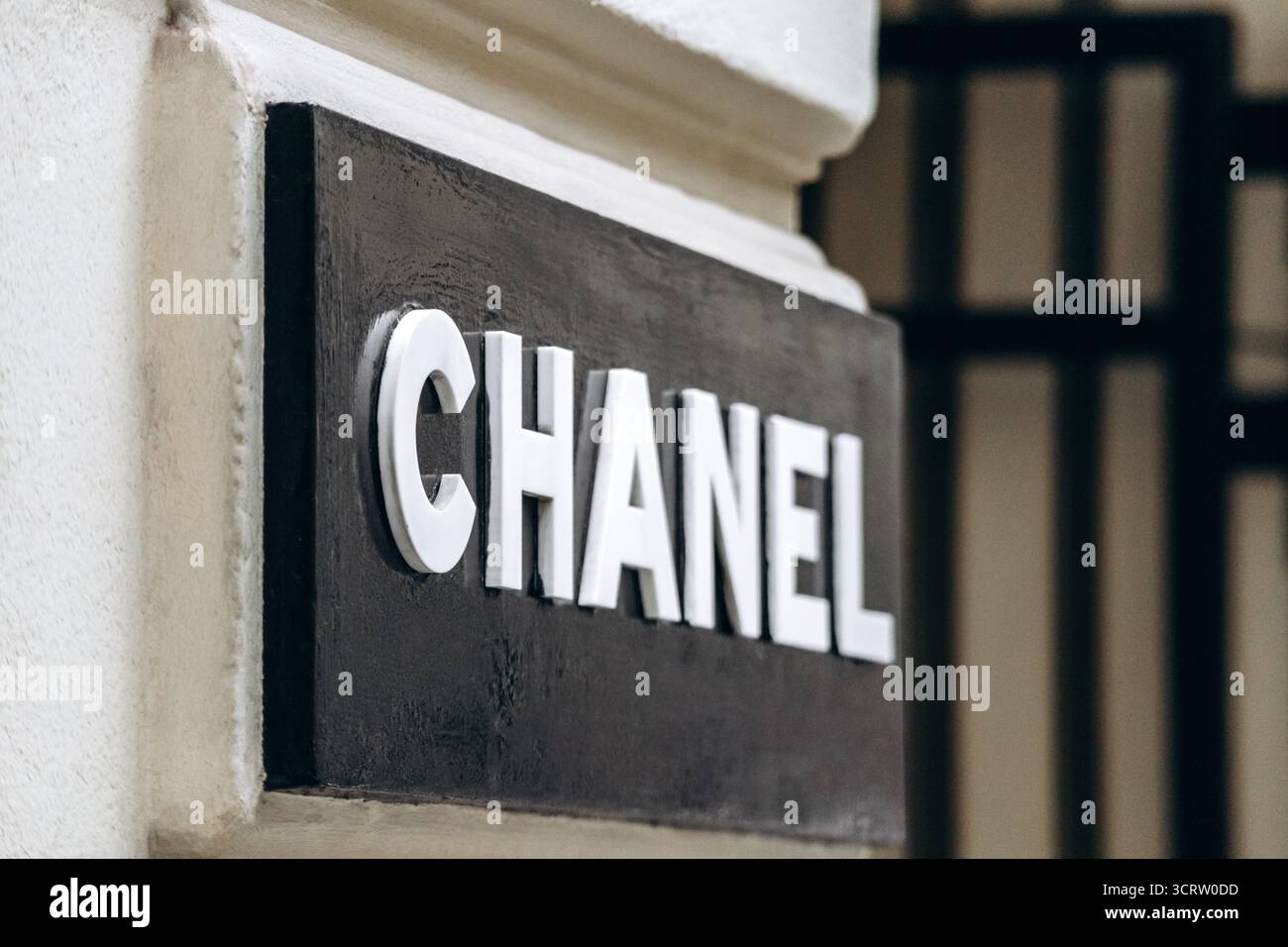 Parigi, Francia - 7 settembre 2025: Insegna Chanel boutique in Rue Cambon Foto Stock
