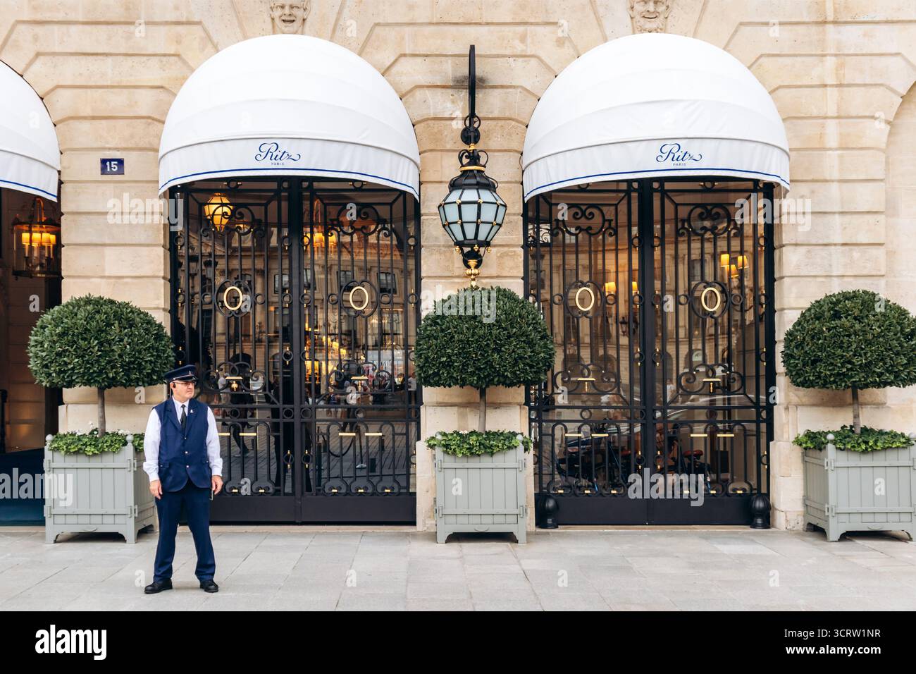 Parigi, Francia - 7 settembre 2025: Facciata del Ritz Paris Hotel in Place Vendome con portiere davanti Foto Stock