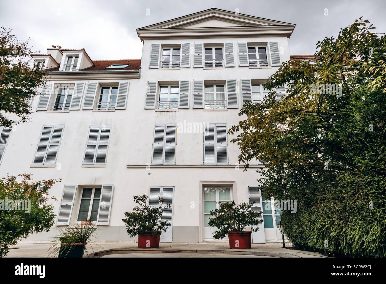 Parigi, Francia - 11 settembre 2025: Edificio storico la Folie Sandrin al 22 di rue Norvins a Montmartre, Parigi Foto Stock
