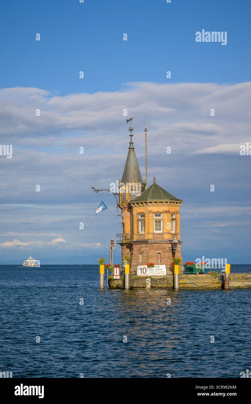 Una pittoresca casa sul molo sorge dalle acque del Lago di Costanza, che presenta una splendida architettura. Foto Stock