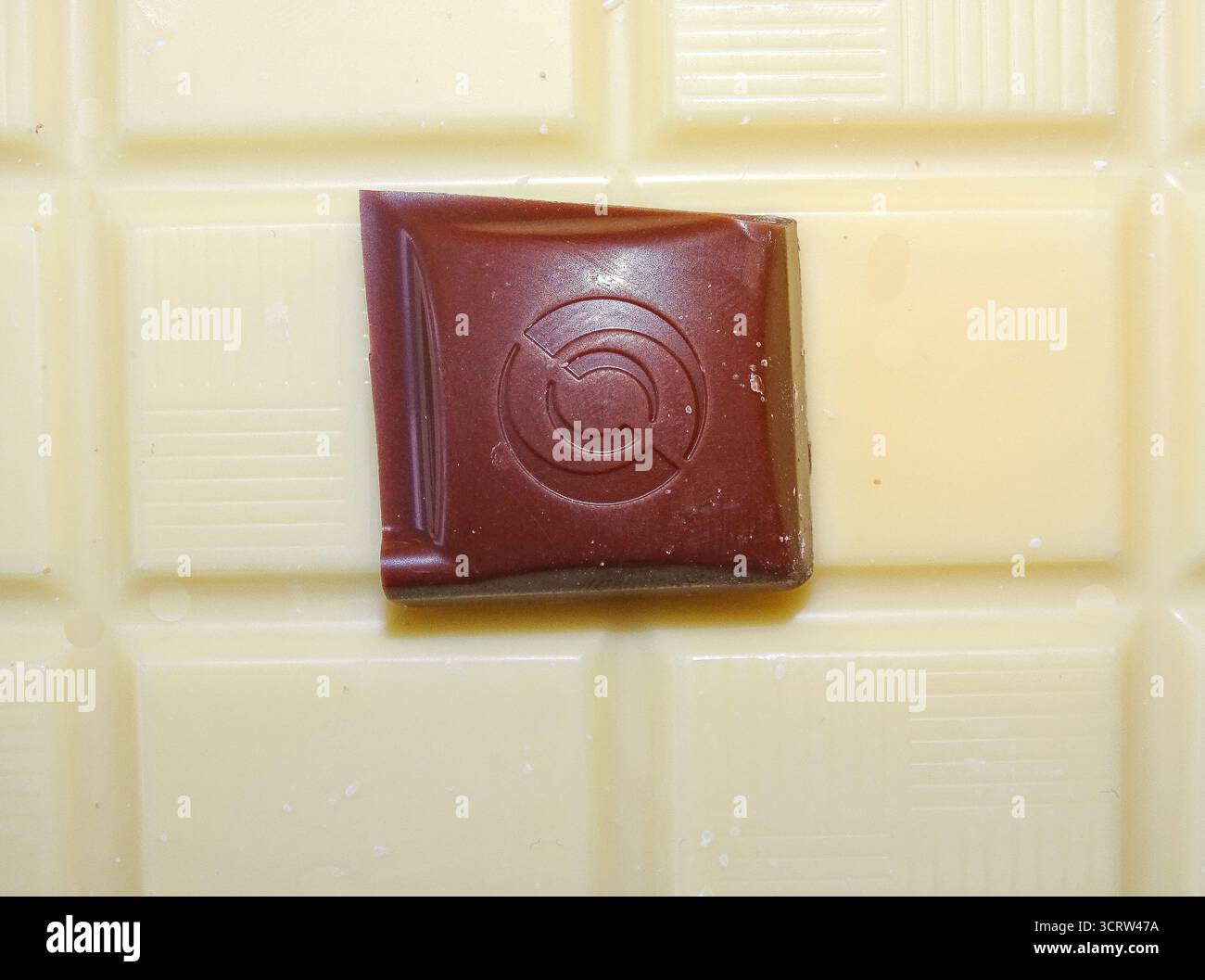 Cioccolato bianco e un altro pezzo di cioccolato Foto Stock