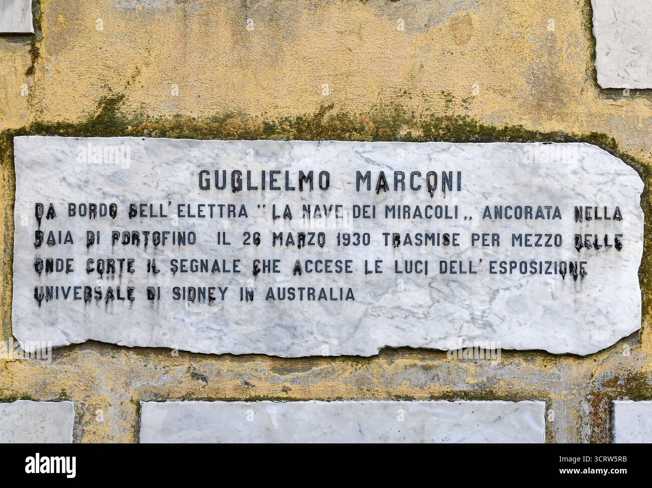 Targa commemorativa dell'esperimento dei segnali radio a onde corte di Guglielmo Marconi (1930), sull'esterno della chiesa di San Giorgio, Portofino, Italia Foto Stock Targa commemorativa dell'esperimento dei segnali radio a onde corte di Guglielmo Marconi (1930), sull'esterno della chiesa di San Giorgio, Portofino, Italia Foto Stock