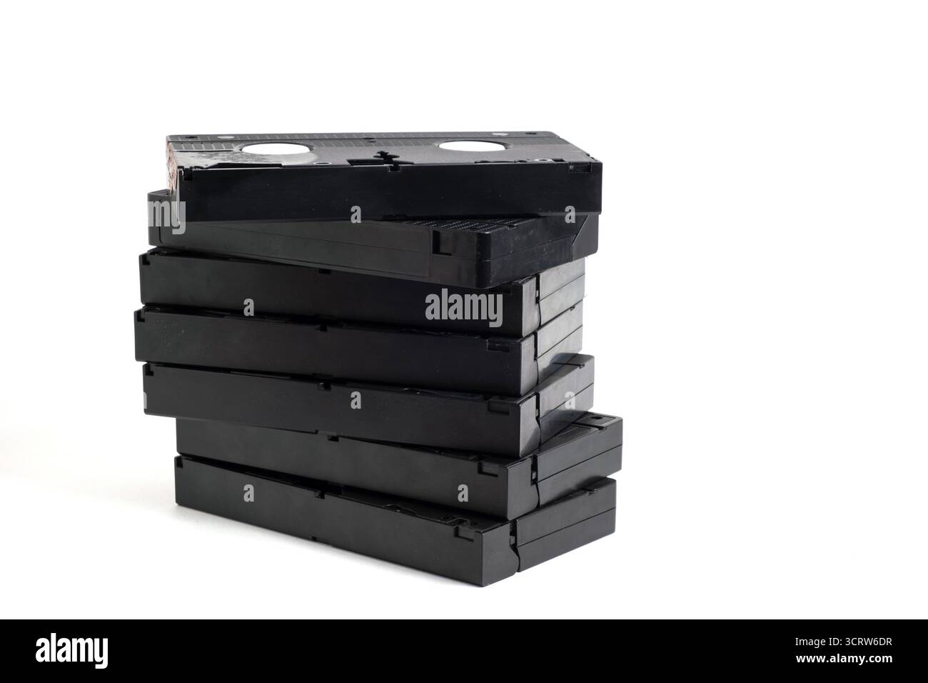 Pila di vecchie videocassette isolate su sfondo bianco Foto Stock