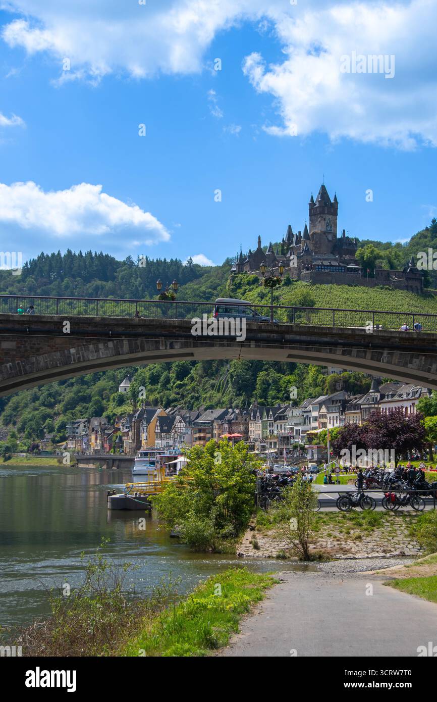 Cochem, Germania 9 giugno 2024, Vista panoramica di Cochem con la Mosella e Reichsburg Foto Stock