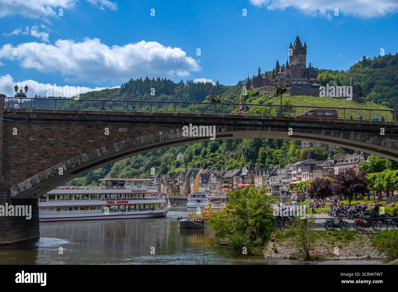 Cochem, Germania 9 giugno 2024, Vista panoramica di Cochem con la Mosella e Reichsburg Foto Stock
