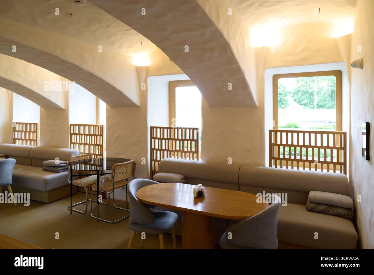 Intimo caffè interno con posti a sedere soffici e luce naturale Foto Stock Intimo caffè interno con posti a sedere soffici e luce naturale Foto Stock