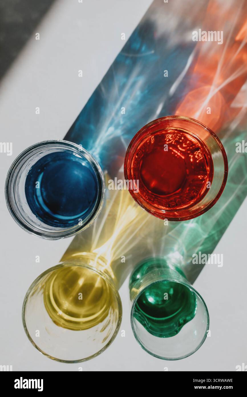 Vetreria colorata con riflessi di luce vivaci Foto Stock