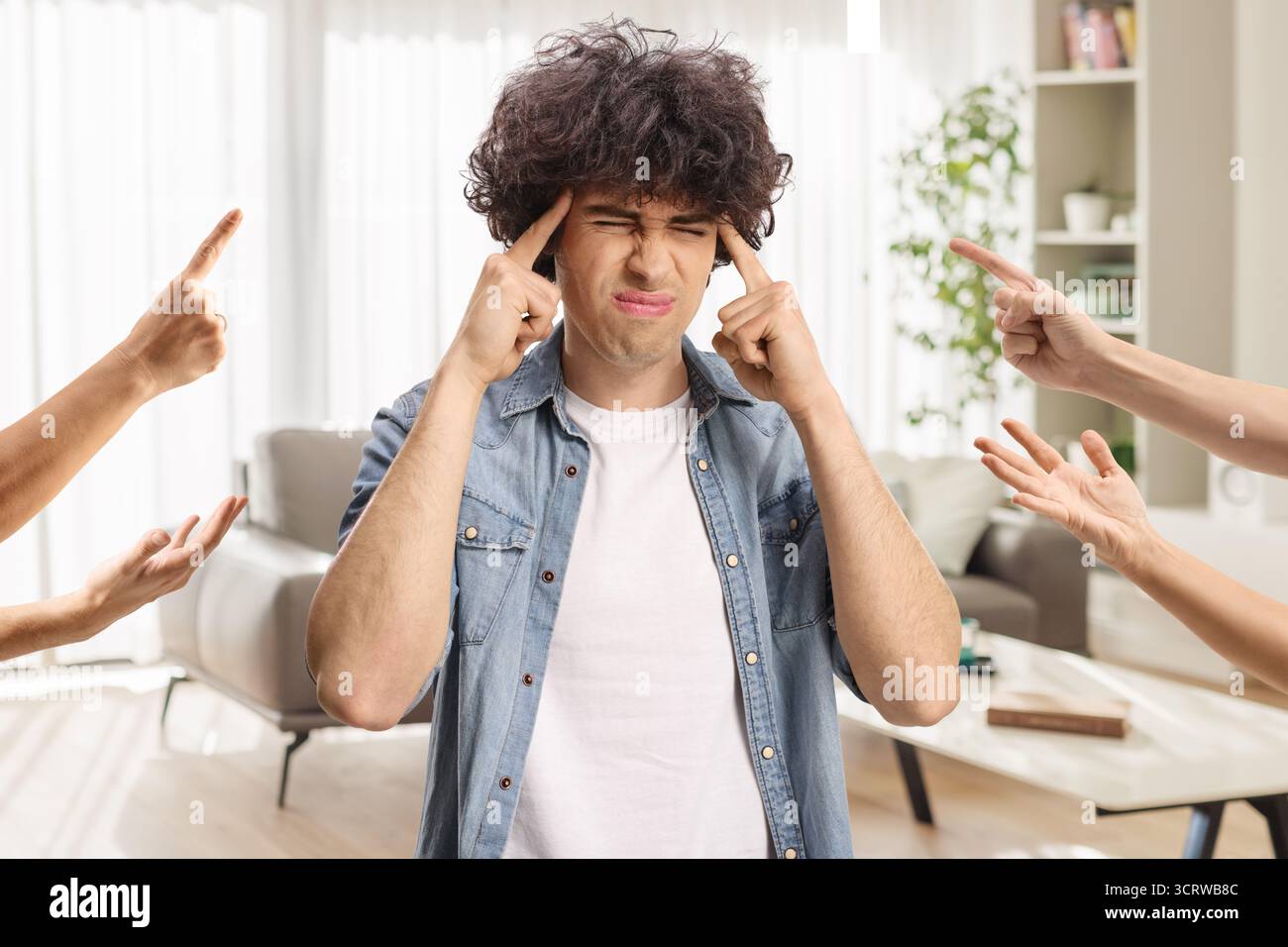 Giovane uomo arrabbiato con le dita e le mani intorno a gesti rimprovero Foto Stock