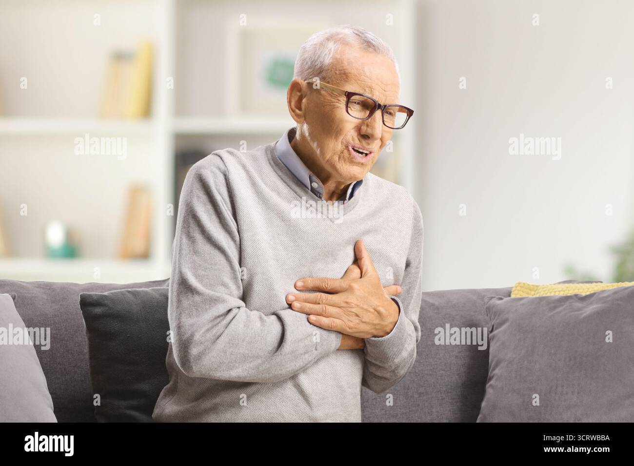 Uomo anziano che soffre di infarto Foto Stock