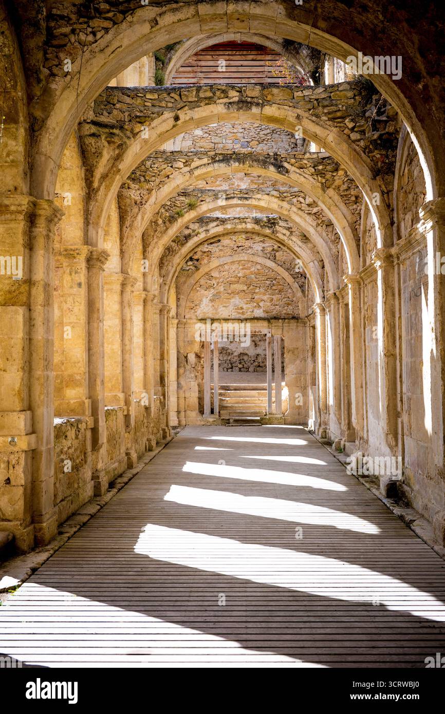 Rioseco, Spagna, 24 settembre 2025: Veduta sulle rovine dell'Abbazia di Rioseco (Monasterio cisterciense de Santa María de Rioseco). Ex abbazia cistercense i Foto Stock