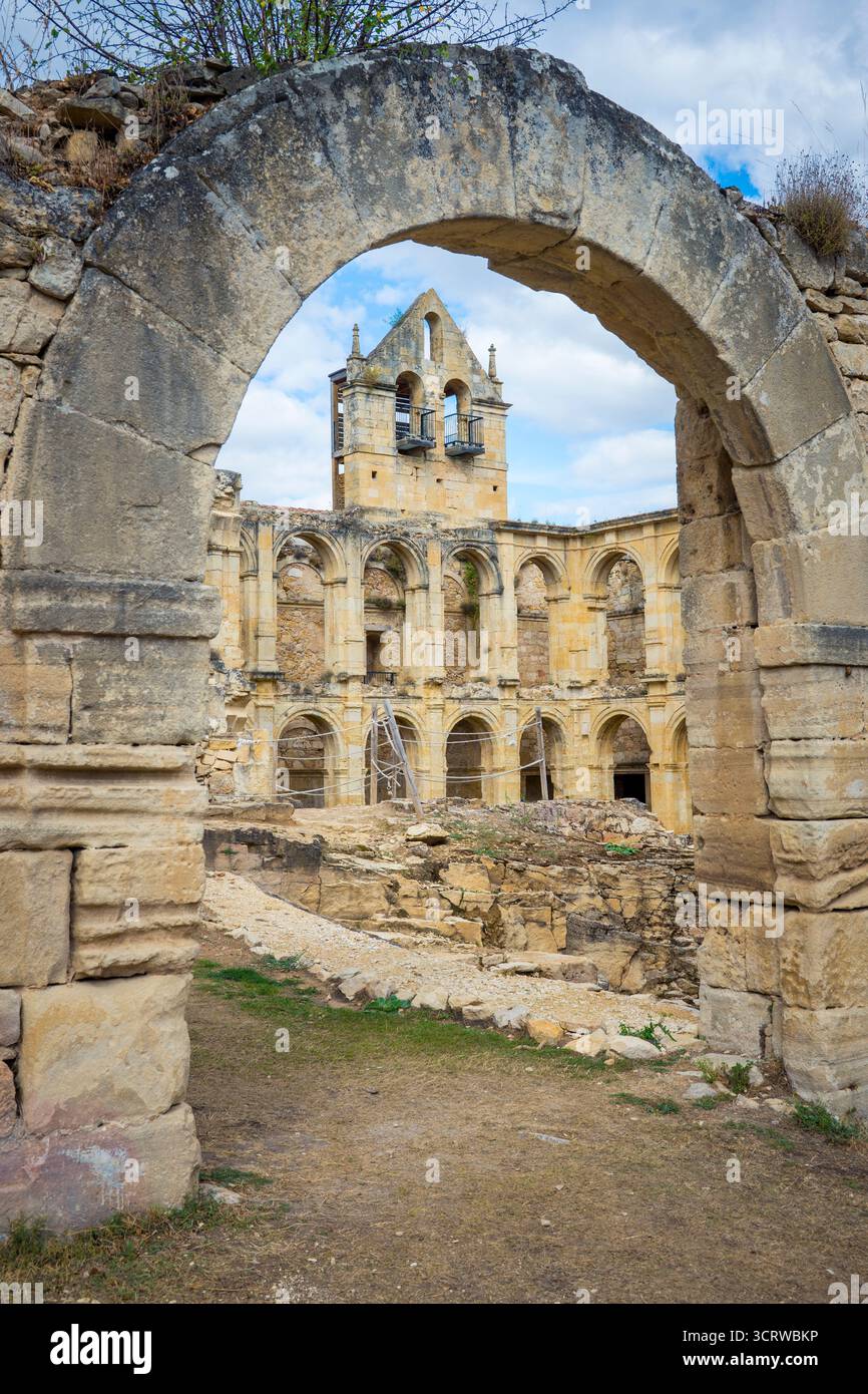 Rioseco, Spagna, 24 settembre 2025: Veduta sulle rovine dell'Abbazia di Rioseco (Monasterio cisterciense de Santa María de Rioseco). Ex abbazia cistercense i Foto Stock