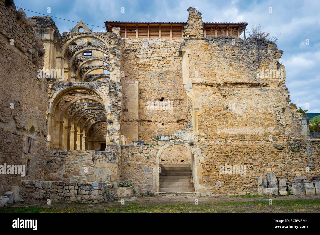 Rioseco, Spagna, 24 settembre 2025: Veduta sulle rovine dell'Abbazia di Rioseco (Monasterio cisterciense de Santa María de Rioseco). Ex abbazia cistercense i Foto Stock