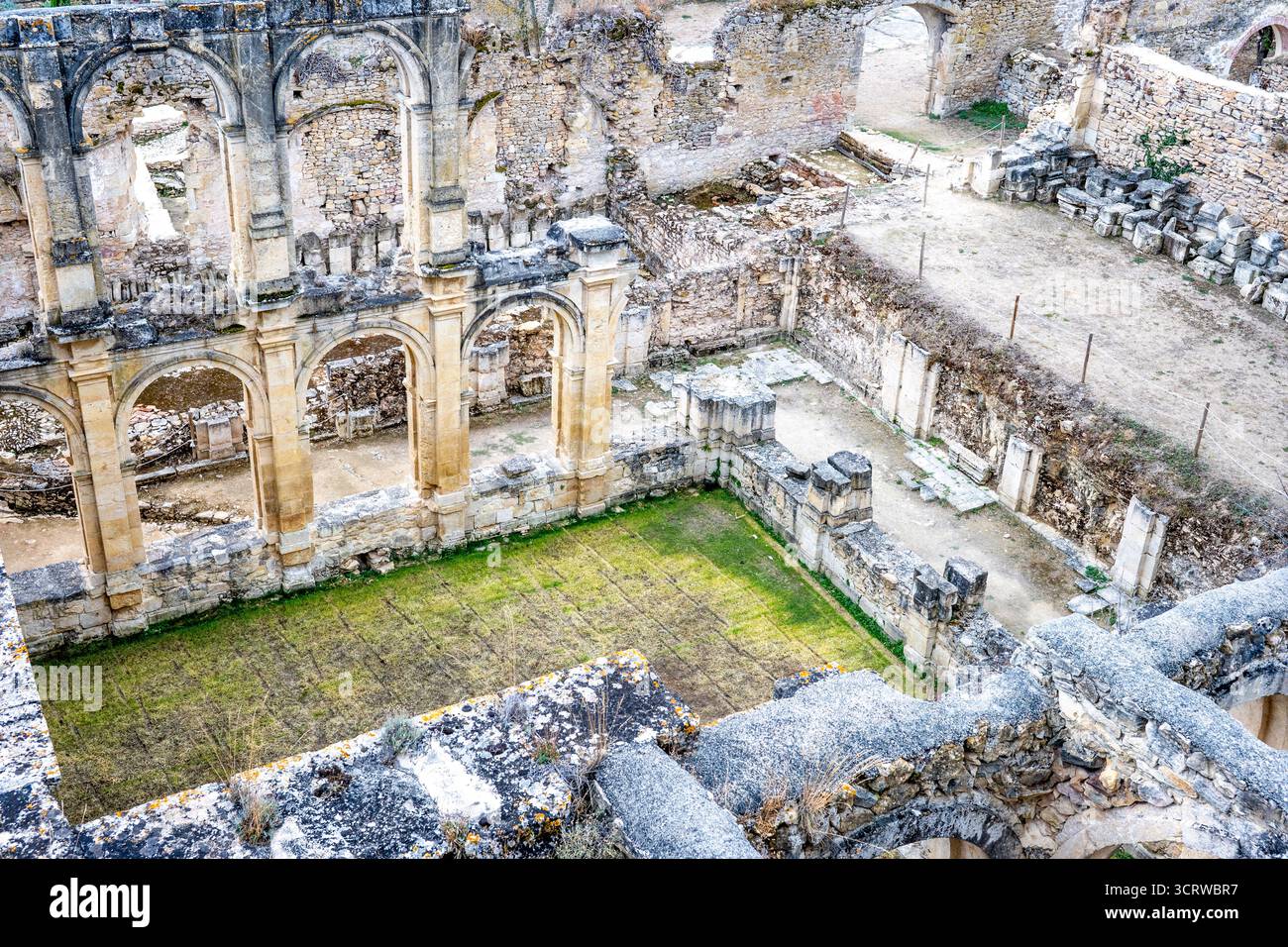 Rioseco, Spagna, 24 settembre 2025: Veduta sulle rovine dell'Abbazia di Rioseco (Monasterio cisterciense de Santa María de Rioseco). Ex abbazia cistercense i Foto Stock