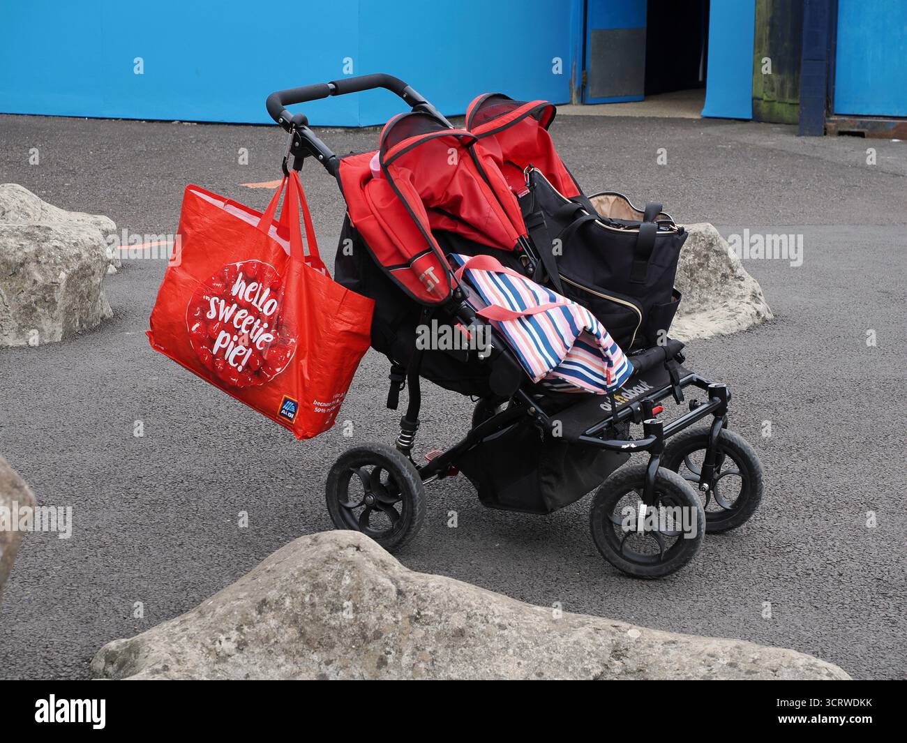 Passeggino doppio o sedia a pressione per bambini e "Hello Sweetie Pie!" borsa rossa Foto Stock