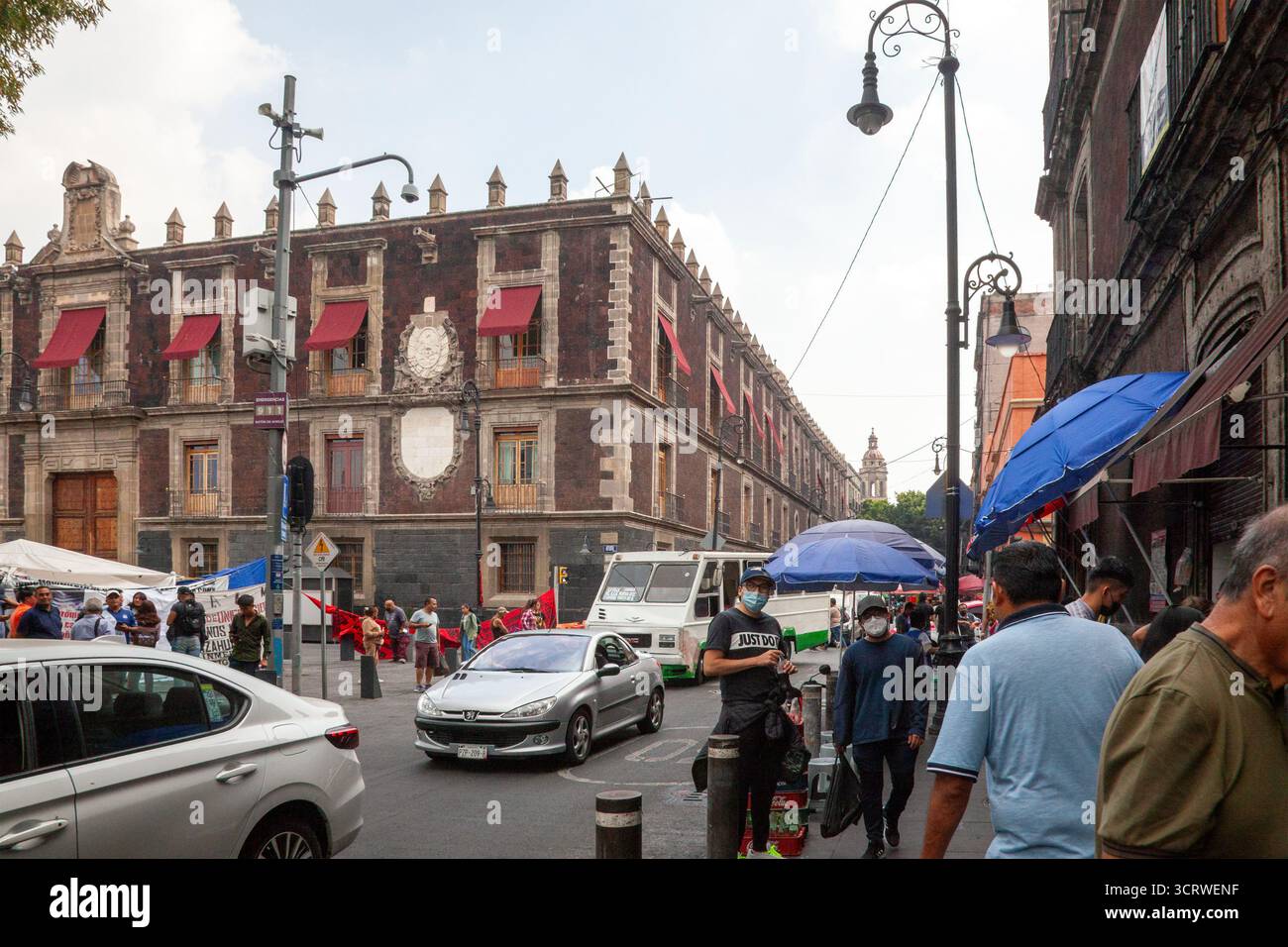 Venditori e persone di Calle Republica de Cuba che guardano al vecchio edificio della dogana in Av. Repubblica Brasil a città del messico, Messico Foto Stock