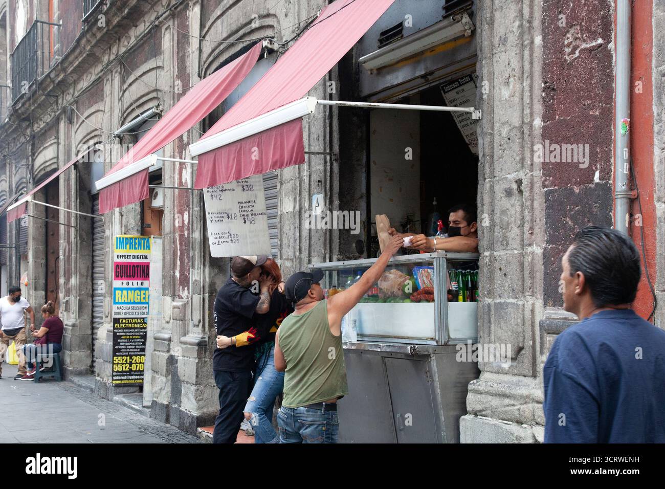 Venditore di cibo e gente di Calle Republica de Cuba accanto a Santo Domingo Squarel a città del messico, Messico Foto Stock