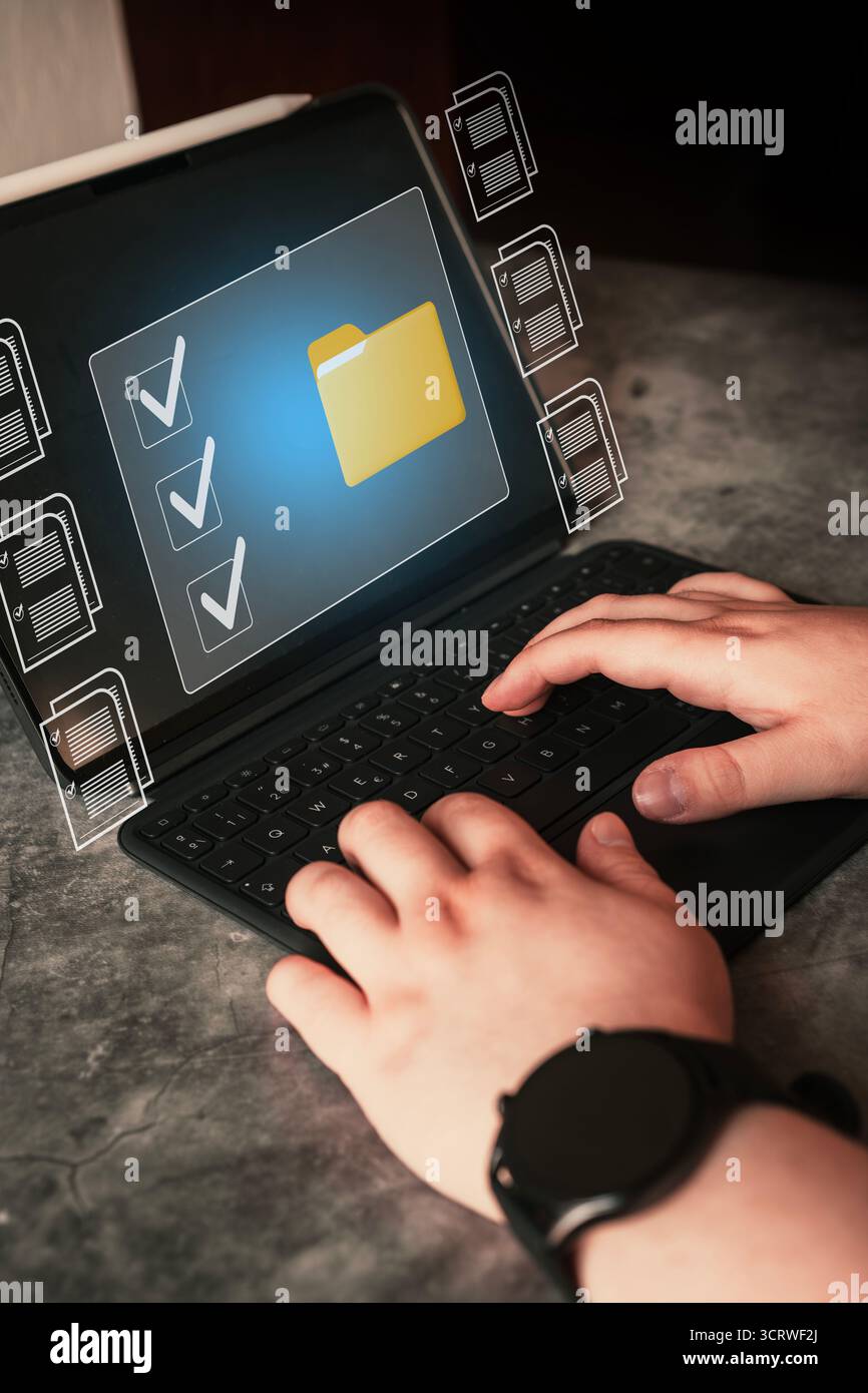 Donna utilizza un tablet digitale con sistema di gestione dei documenti. Selezionare le cartelle dei dati aziendali informazioni finanziarie. Concetto di pianificazione delle risorse aziendali. Foto Stock