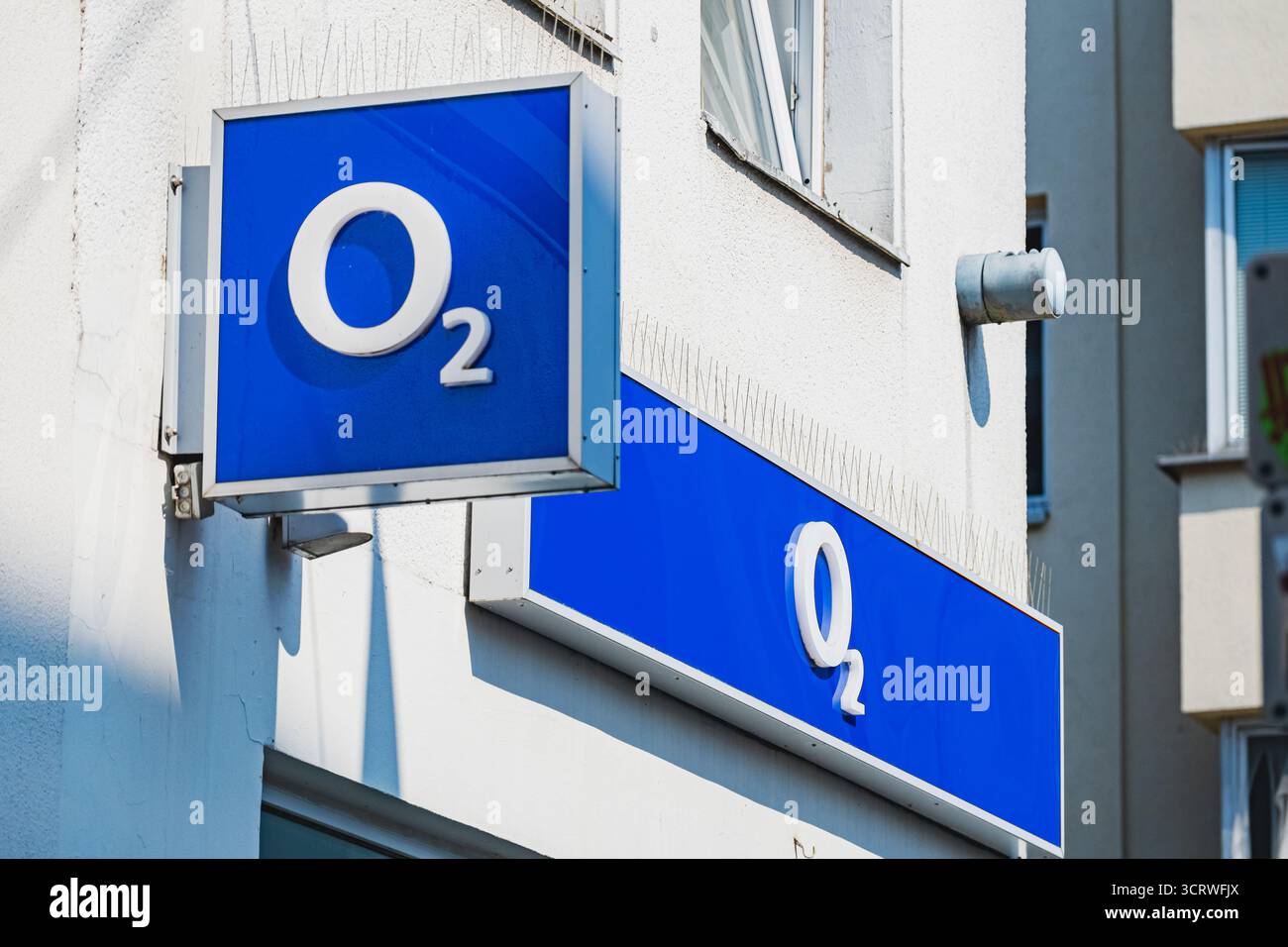 Il logo del marchio O2 Telecommunications sull'esterno del negozio situato nel centro storico di Dusseldorf Foto Stock