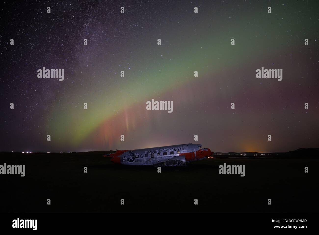 Eyvindarholt DC-3 come una brillante aurora islandese brillava Foto Stock