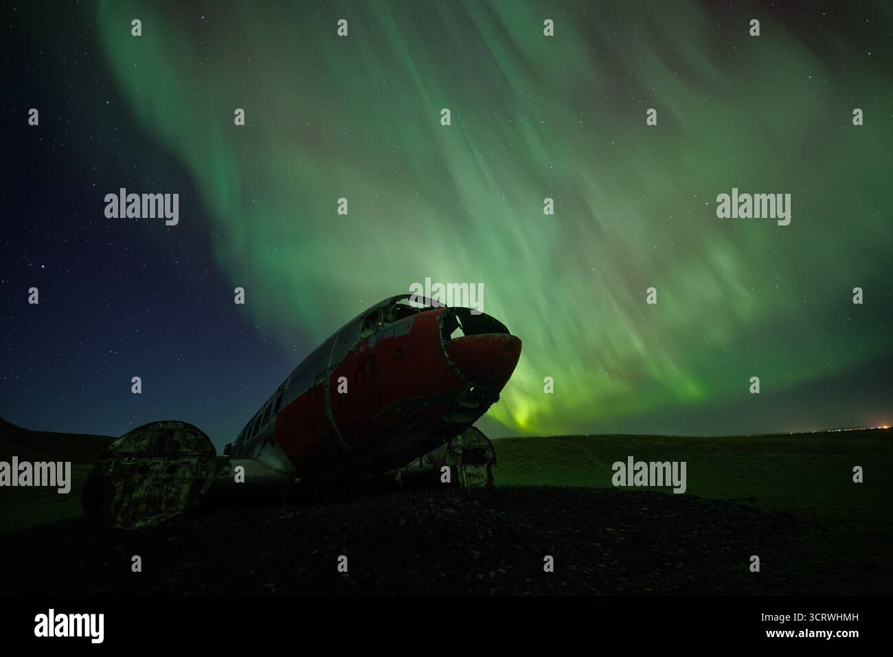 Eyvindarholt DC-3 come una brillante aurora islandese brillava Foto Stock