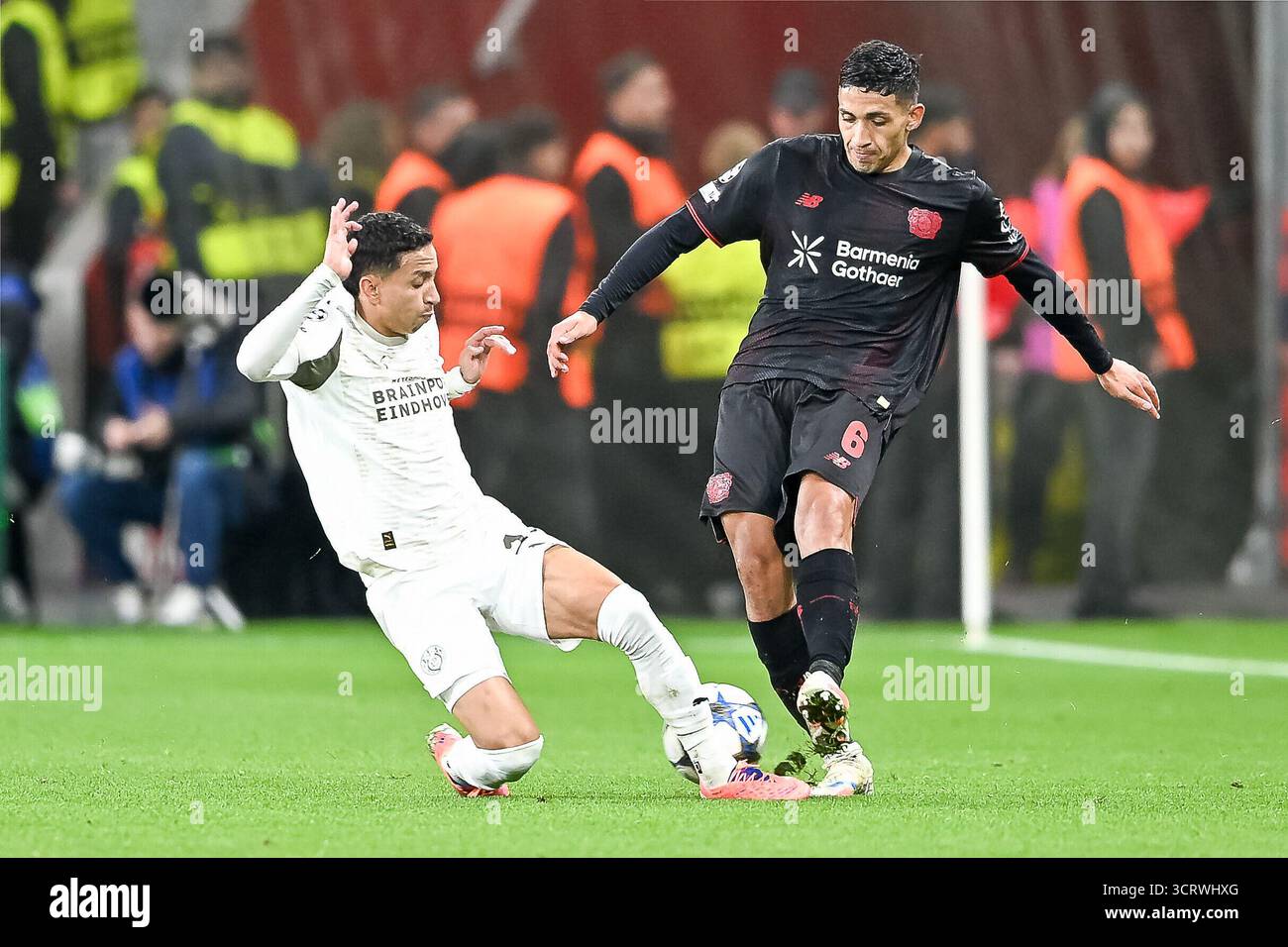 01.10.2025, Fussball: UEFA Champions League, Saison 2025/2026, Gruppenphase, 02. Spieltag, Bayer 04 Leverkusen - PSV Eindhoven nella der BayArena di Leverkusen. Zweikampf zwischen Mauro Junior (PSV Eindhoven, #17) und Equi Fernandez (Bayer 04 Leverkusen, #04). Foto: Kirchner-Media/Thomas Haesler Foto Stock
