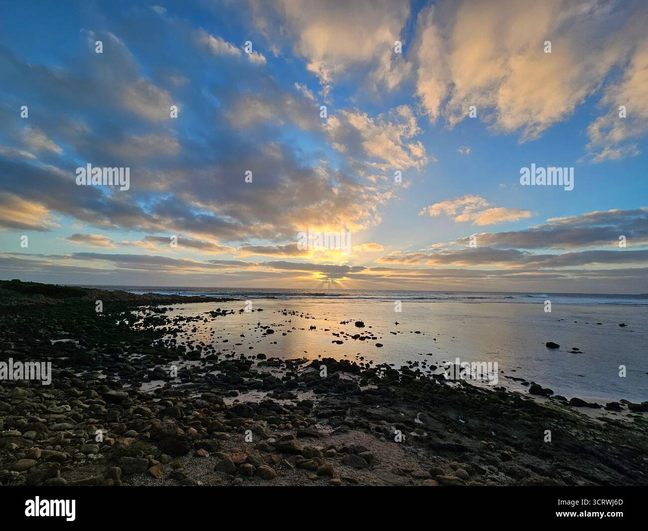 Tramonto tranquillo sulla costa dell'Australia Occidentale. Foto Stock