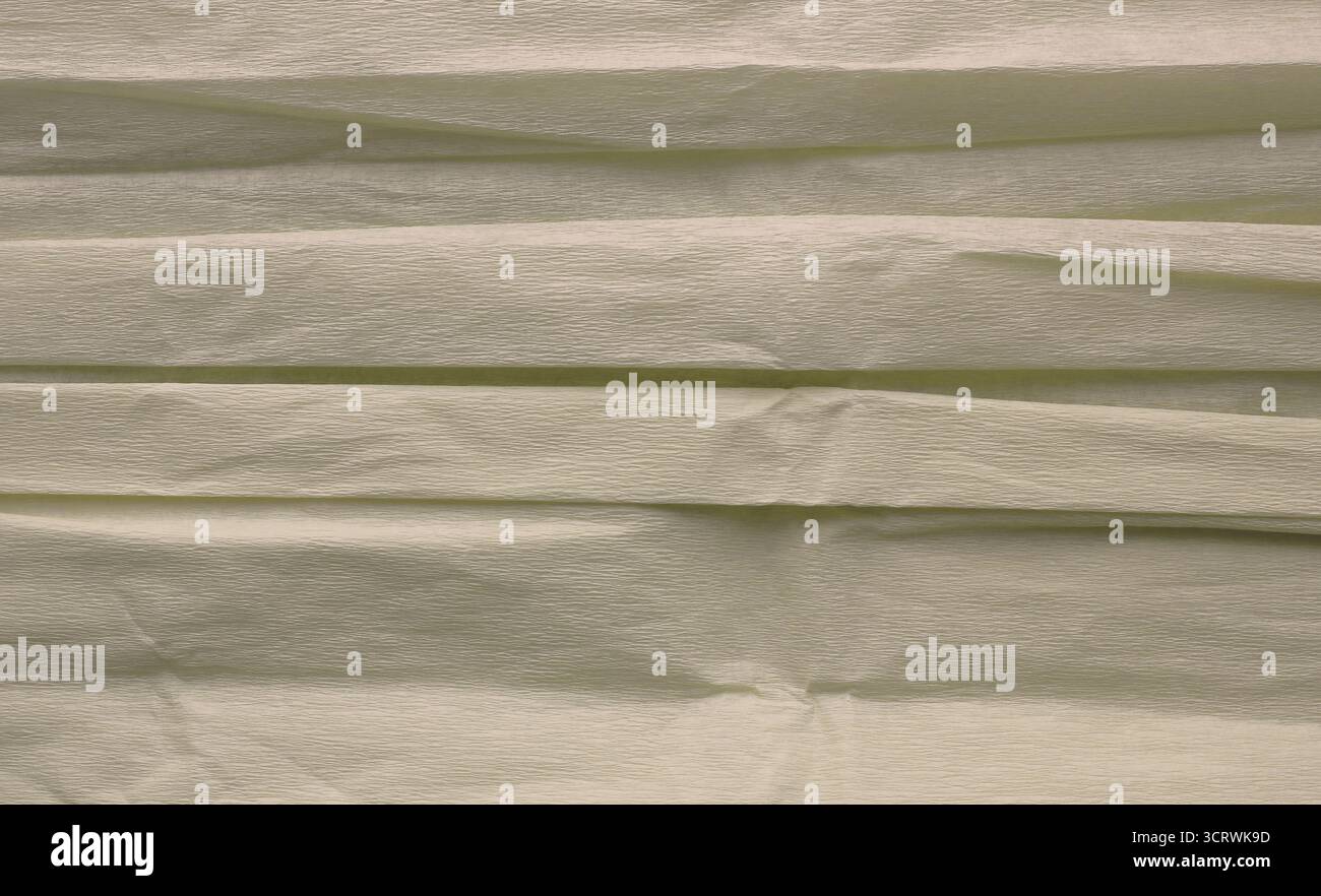 Primo piano dettagliato della trama della carta crespata piegata in colore beige neutro, sfondo con motivo astratto per design creativo, progetti artigianali, confezione regalo Foto Stock