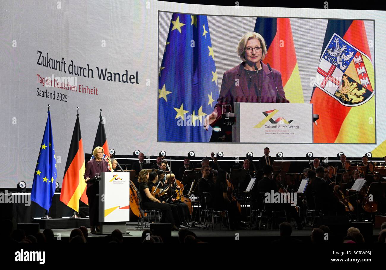 3 ottobre 2025, Saarland, Saarbrücken: Il Ministro Saarland Presidente e Presidente del Bundesrat Anke Rehlinger (SPD) interviene alle celebrazioni centrali per la giornata dell'unità tedesca nella sala congressi. Il 3 ottobre 2025, la Germania celebrerà il 35° anniversario della riunificazione tedesca. Foto: Jean-Christophe Verhaegen/POOL AFP/dpa Foto Stock