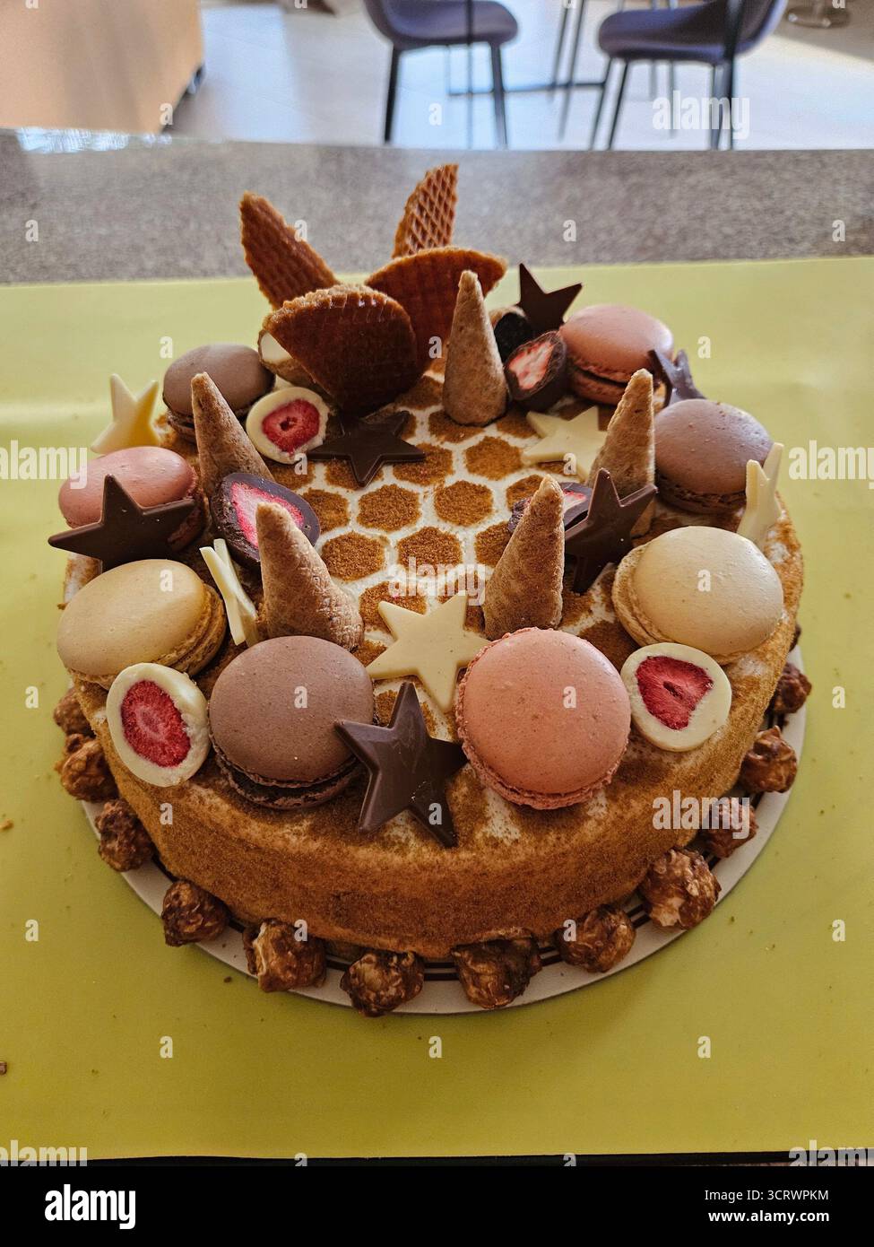 Una torta deliziosa e stravagante con motivo a nido d'ape. Foto Stock