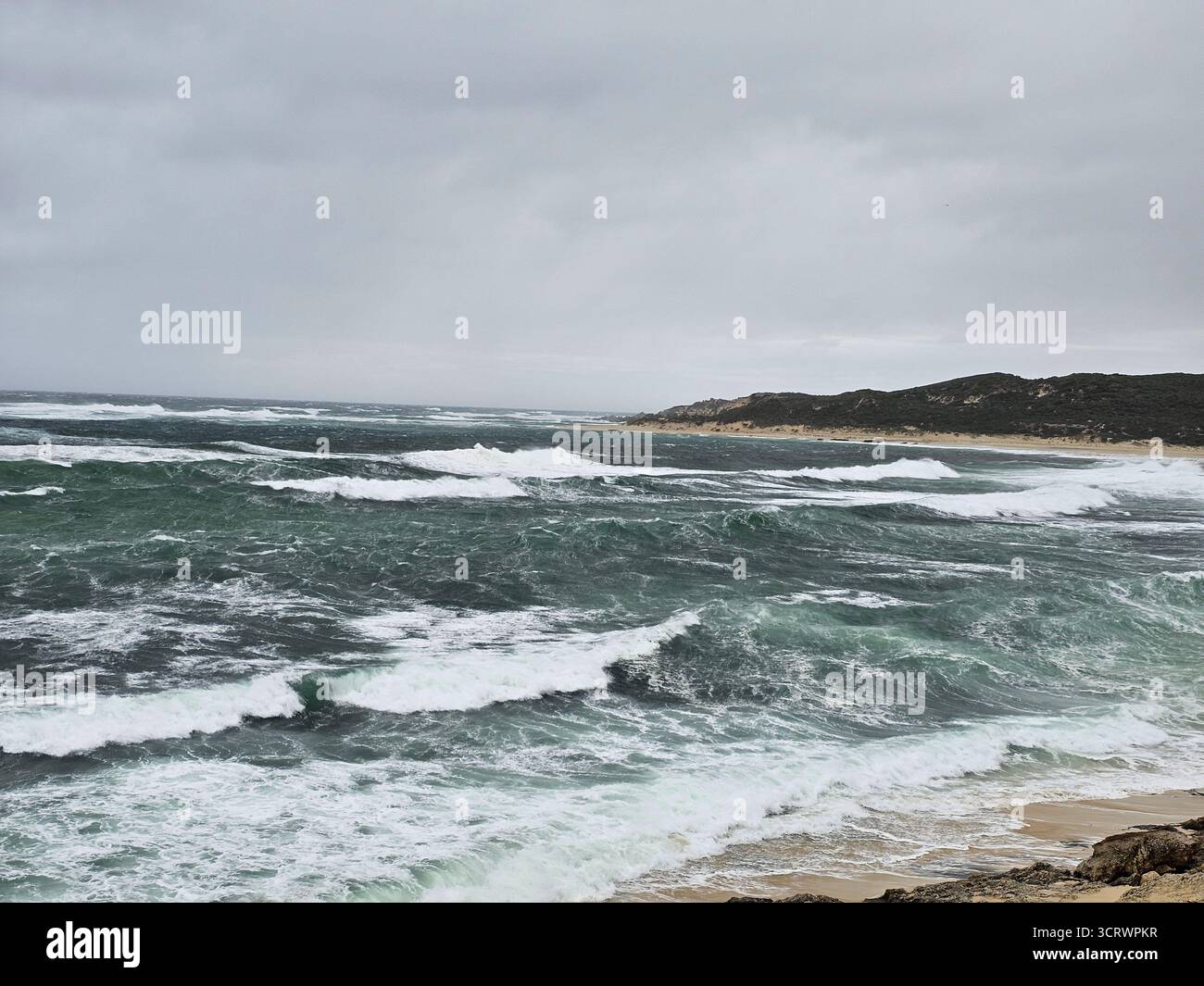 Una giornata tempestosa e ricoperta da onde che si infrangono sulla costa dell'Australia Occidentale, regione del Sud-Ovest Foto Stock
