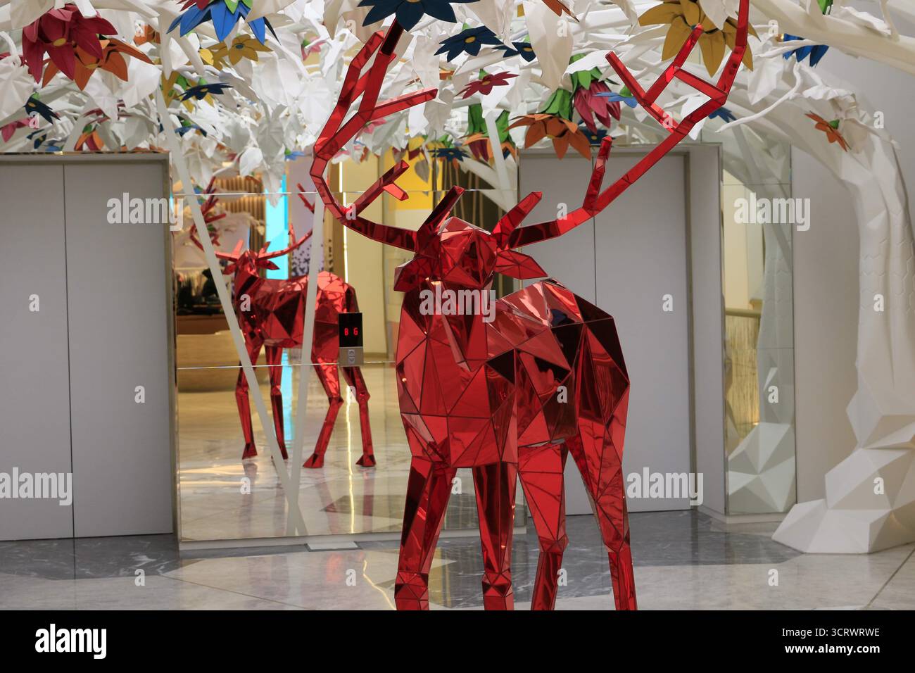 Scultura 3D di cervo rosso durante le festività. Foto Stock