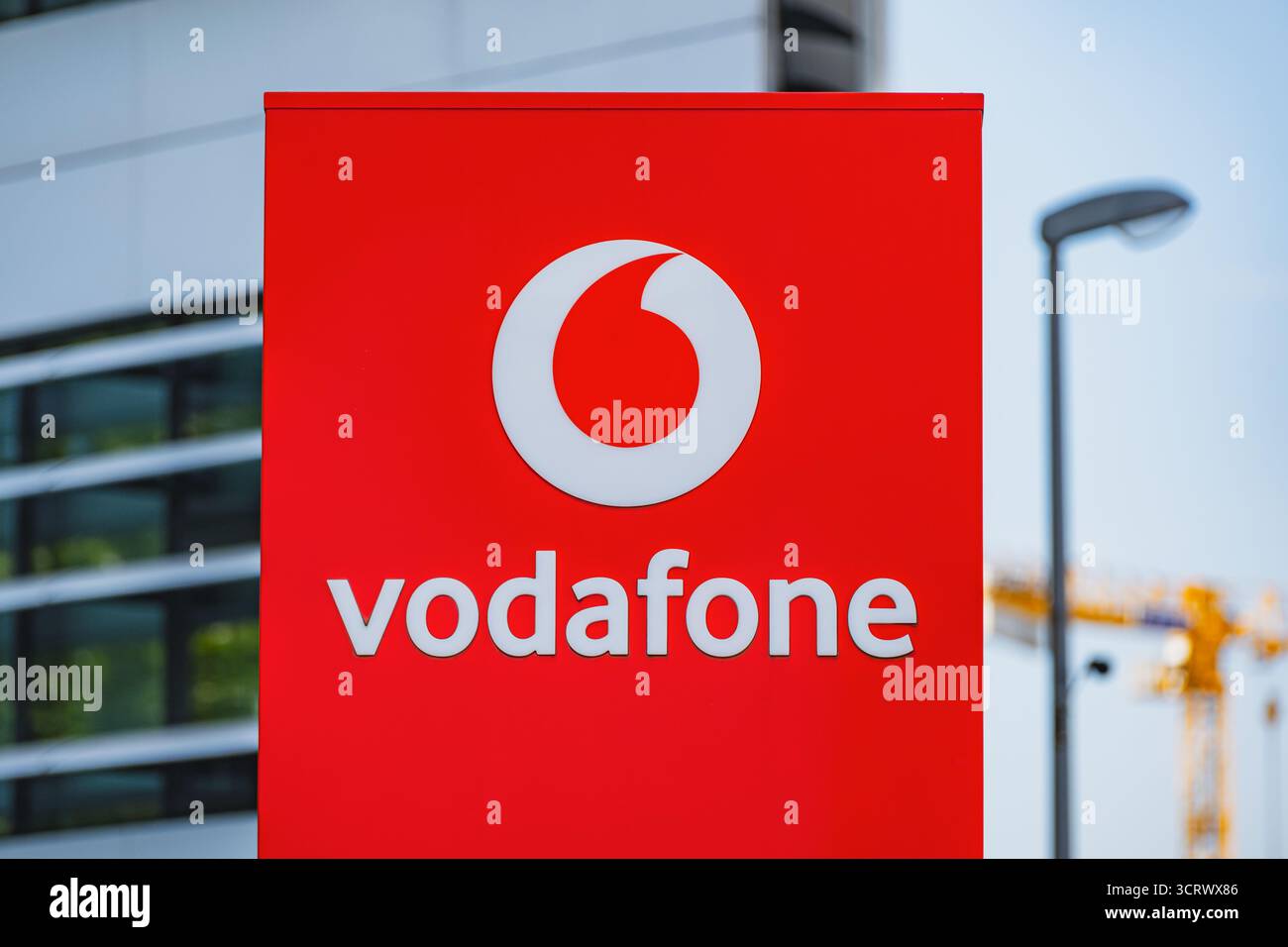 Il logo del marchio Vodafone per telecomunicazioni è presente nello stand del marchio all'esterno della sede centrale di Dusseldorf Foto Stock
