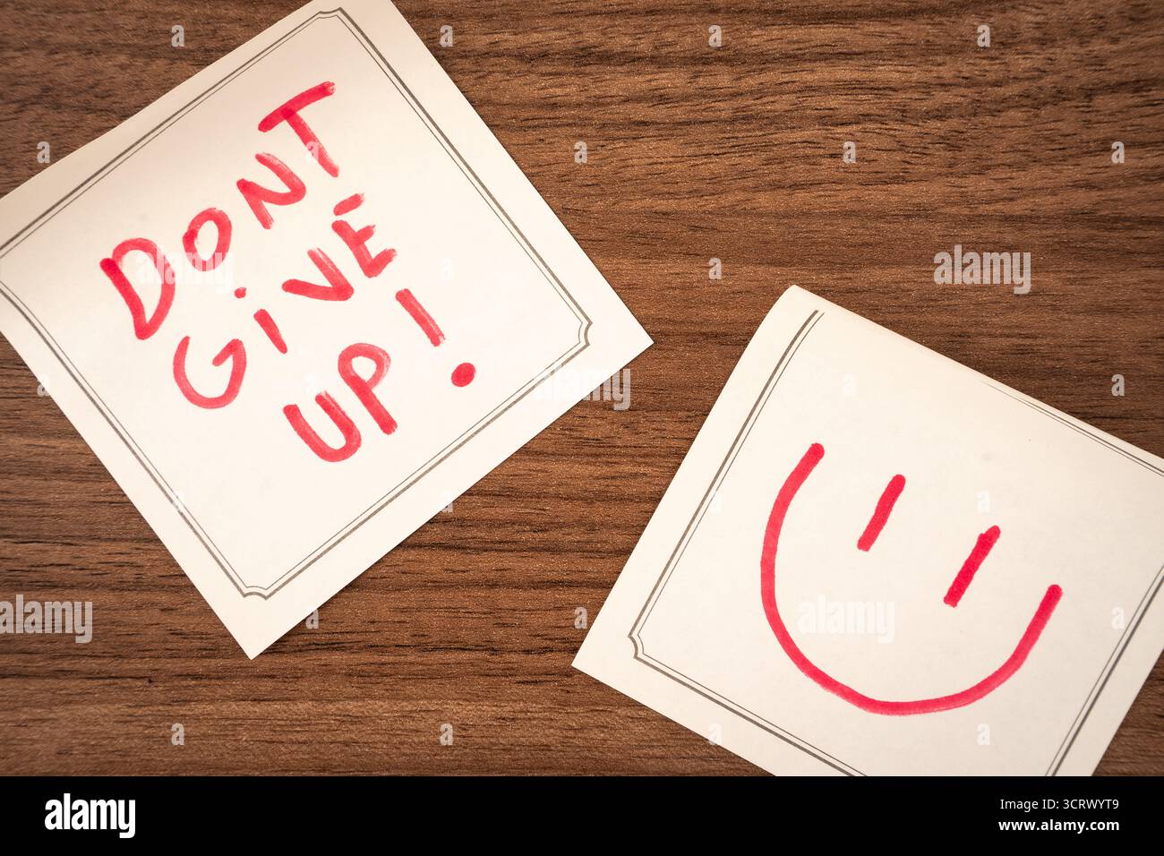 Note adesive con un messaggio positivo, su sfondo di legno. Sfondo creativo. Foto Stock