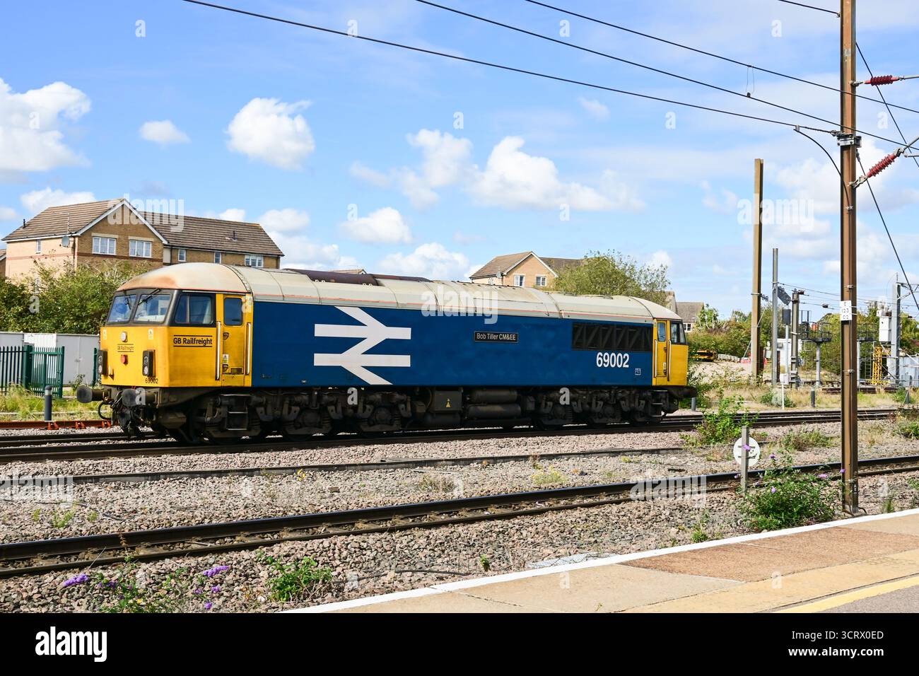 Locomotiva diesel GB Railfreight classe 69, 69002 "Bob Tiller cm&EE" con motore leggero in direzione nord attraverso Peterborough, Cambridgeshire, Inghilterra, Regno Unito Foto Stock
