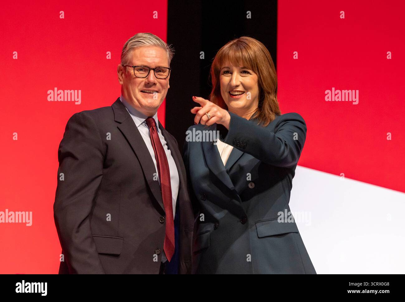 Keri Starmer, primo Ministro, si congratula con la Cancelliera dello Scacchiere, Rachel Reeves, dopo il suo discorso di apertura alla Conferenza del Partito Laburista. Foto Stock
