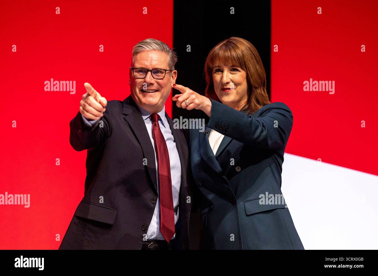 Keri Starmer, primo Ministro, si congratula con la Cancelliera dello Scacchiere, Rachel Reeves, dopo il suo discorso di apertura alla Conferenza del Partito Laburista. Foto Stock