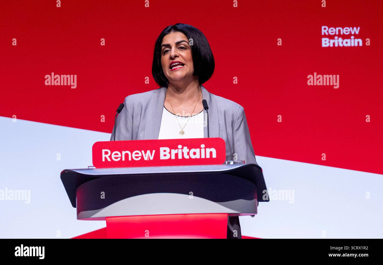 Shabana Mahmood, Ministro degli interni, tiene il suo discorso di apertura alla Conferenza del Partito Laburista a Liverpool. Foto Stock