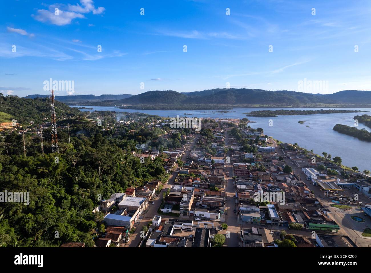 Splendida vista della città di São Félix do Xingu e del fiume Xingu nella foresta pluviale amazzonica. Concetti di clima, ambiente, ecologia. Foto Stock