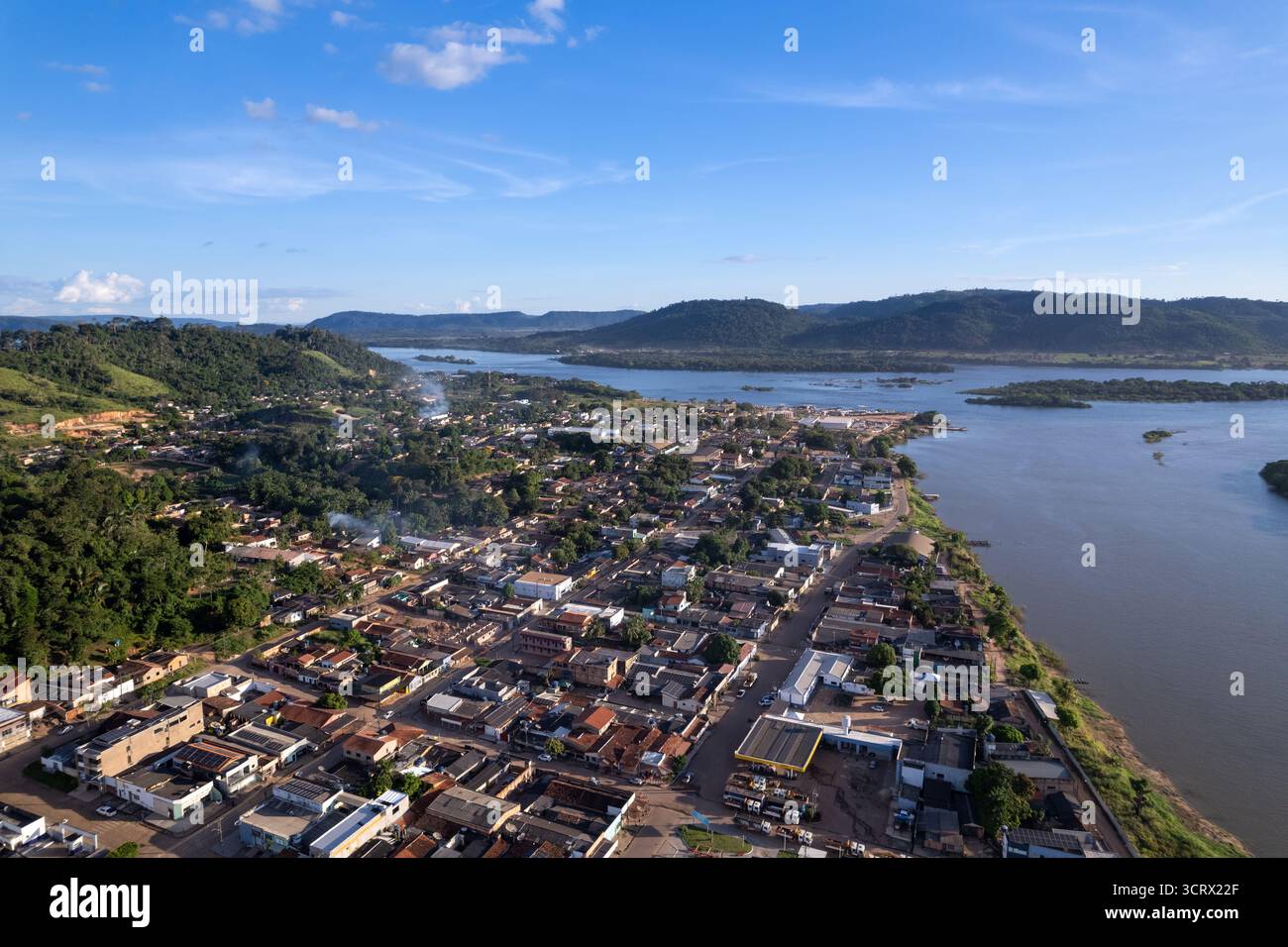 Splendida vista della città di São Félix do Xingu e del fiume Xingu nella foresta pluviale amazzonica. Concetti di clima, ambiente, ecologia. Foto Stock