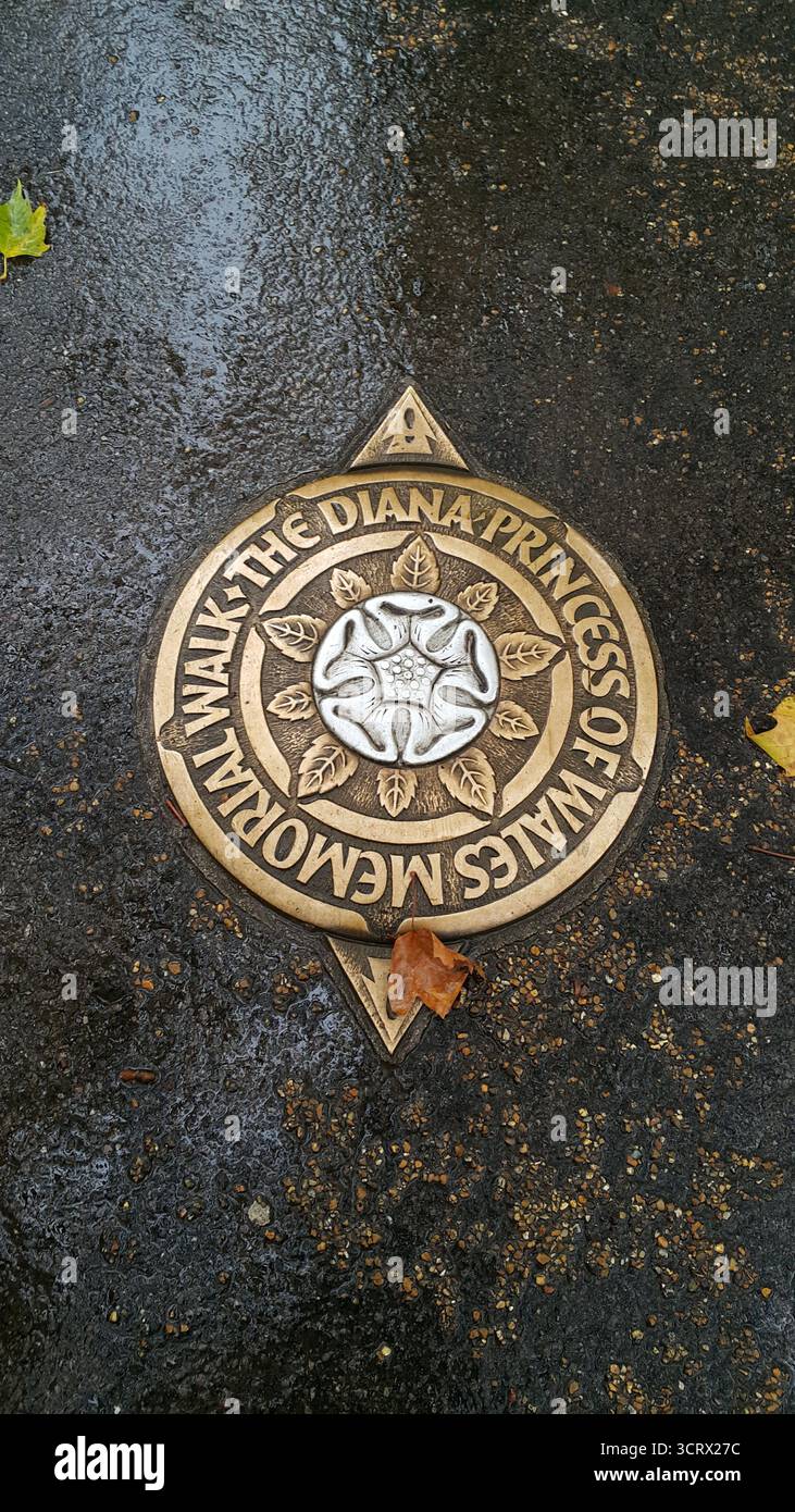 Una delle targhe che segnano la Diana, Princess of Wales Memorial Walk a Londra. Foto Stock