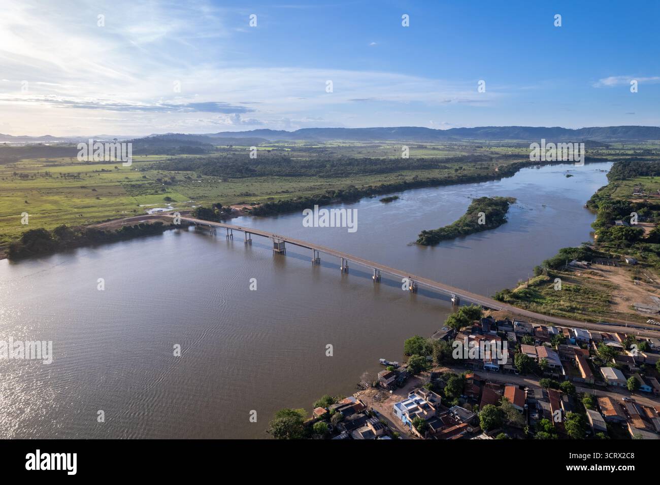 Splendida vista della città di São Félix do Xingu e del fiume Xingu nella foresta pluviale amazzonica. Concetti di clima, ambiente, ecologia. CO2 Foto Stock