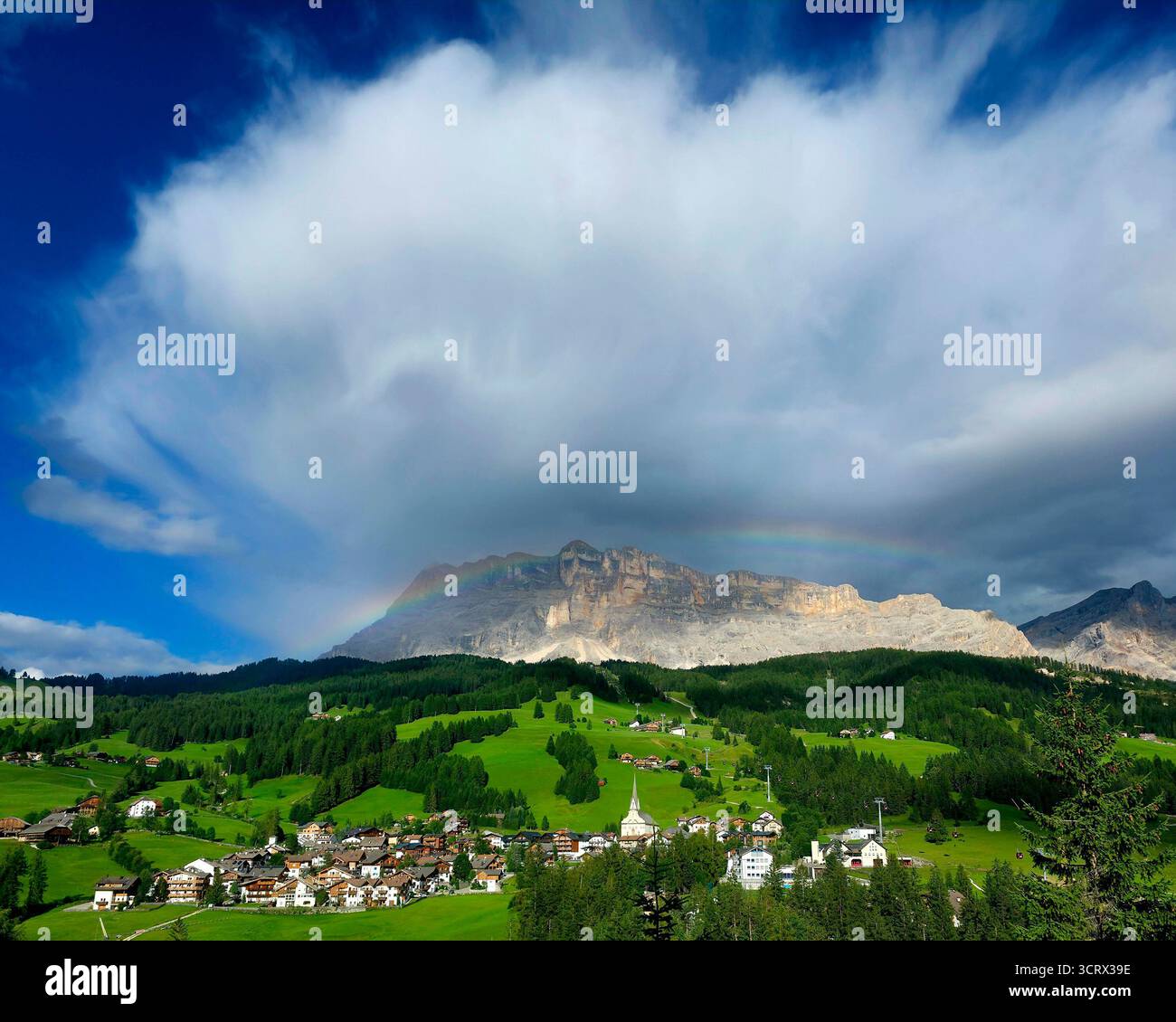 Arcobaleno sul Monte Croce, attraversa la Val badia Dolomiti panorama Italia paesaggio Foto Stock