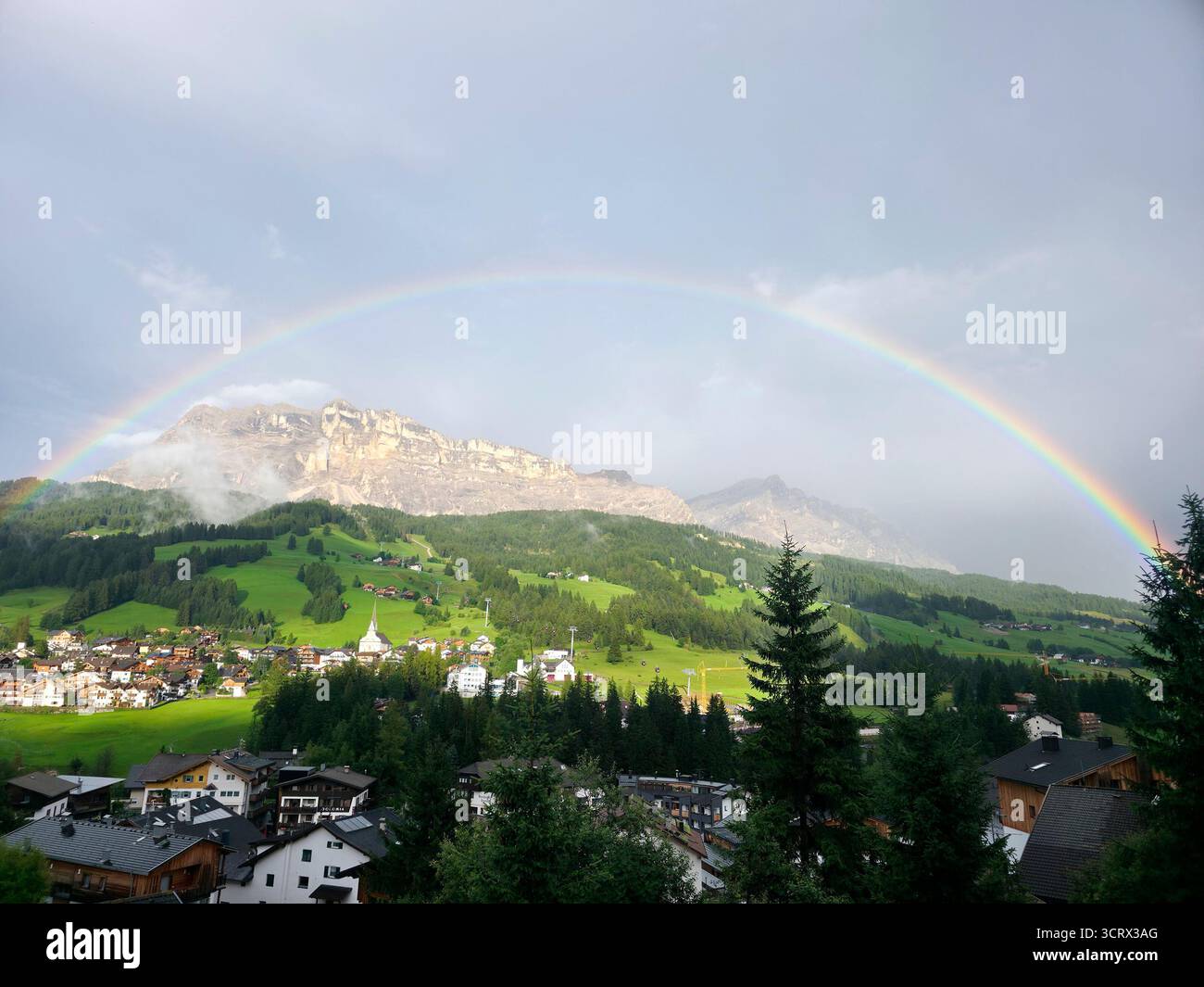 Arcobaleno sul Monte Croce, attraversa la Val badia Dolomiti panorama Italia paesaggio Foto Stock