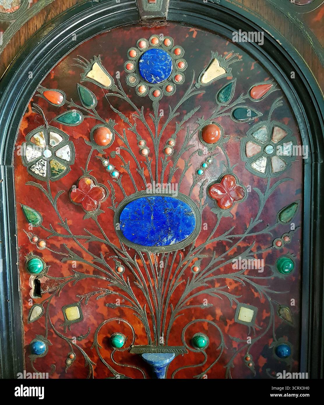 Dettaglio di un pannello decorativo in legno antico con motivi floreali. Foto Stock