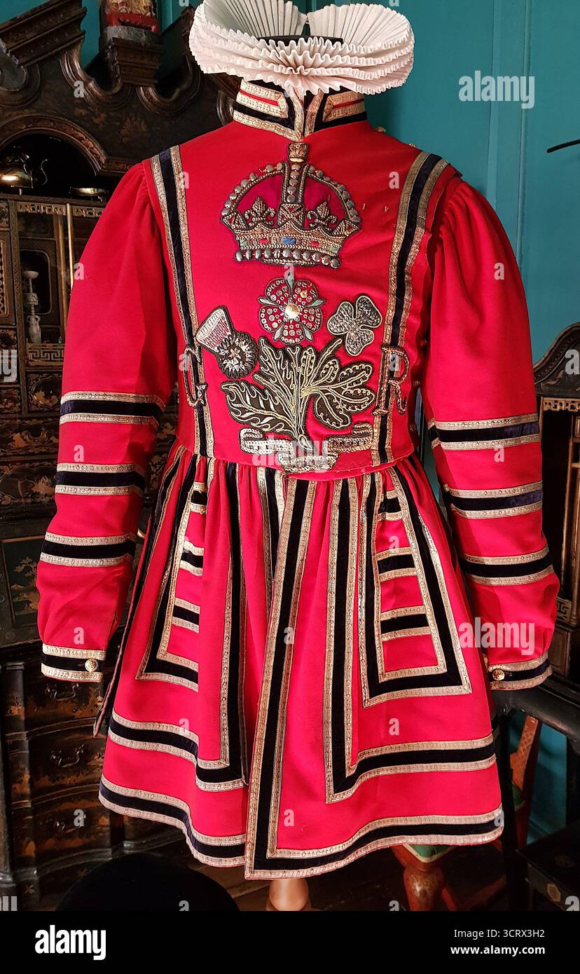 Un'antica uniforme da beefeater del Regno Unito. Foto Stock