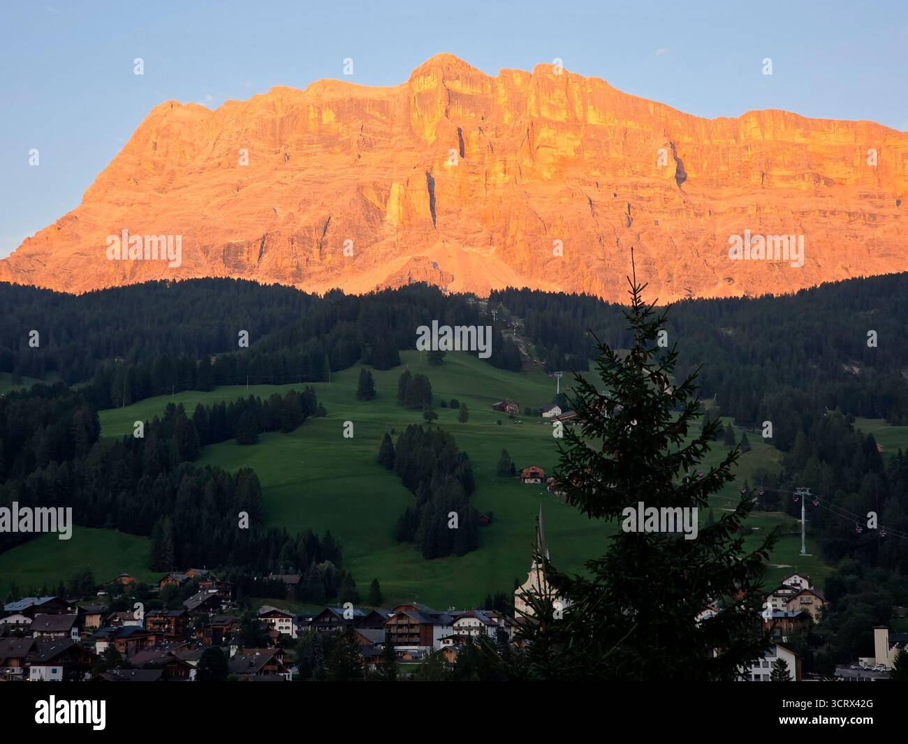 Un tramonto sull'Arcobaleno sul Monte Croce, attraversa la Val badia Dolomiti panorama Italia paesaggio Foto Stock
