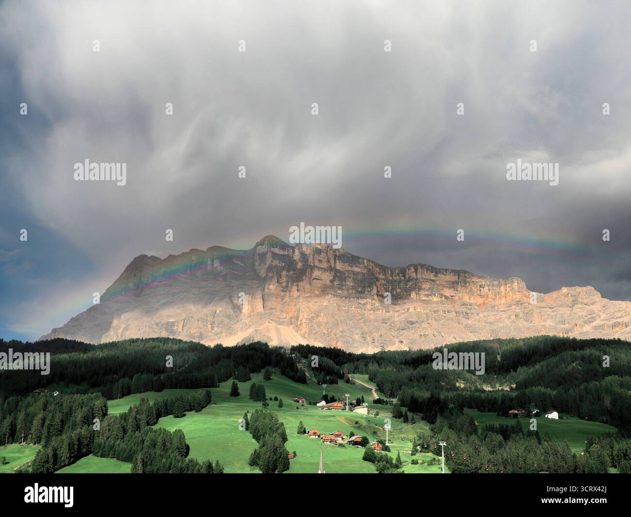 Arcobaleno sul Monte Croce, attraversa la Val badia Dolomiti panorama Italia paesaggio Foto Stock