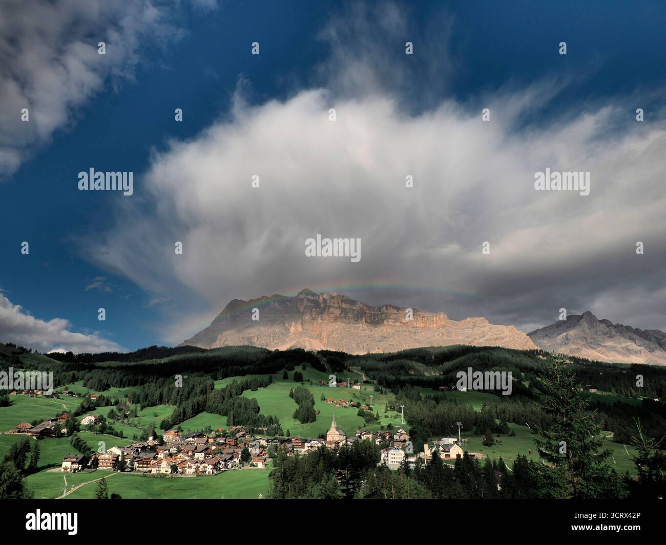 Arcobaleno sul Monte Croce, attraversa la Val badia Dolomiti panorama Italia paesaggio Foto Stock