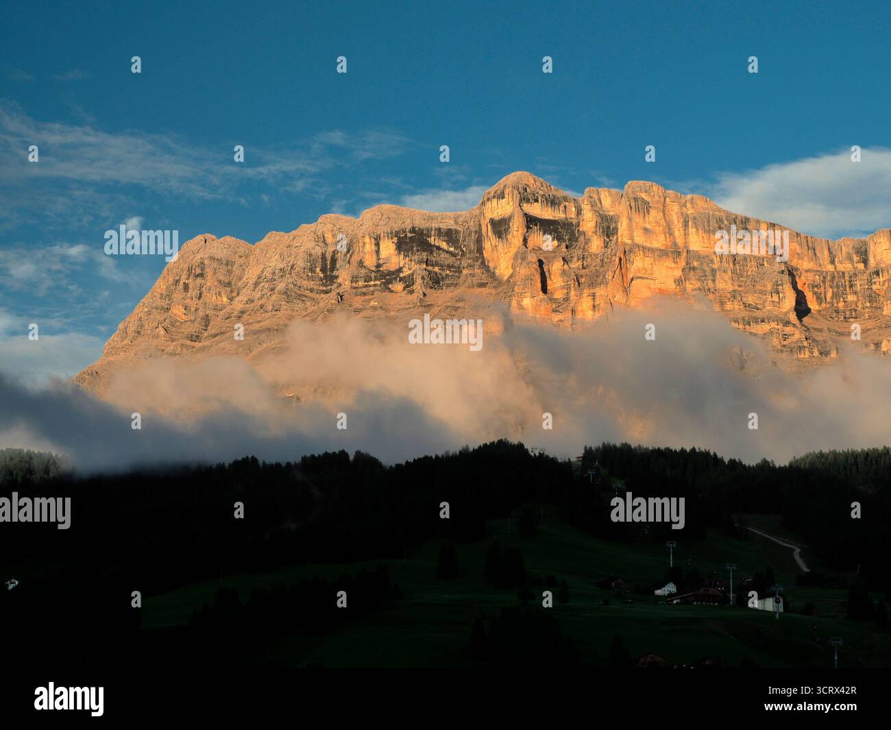 Un tramonto sull'Arcobaleno sul Monte Croce, attraversa la Val badia Dolomiti panorama Italia paesaggio Foto Stock
