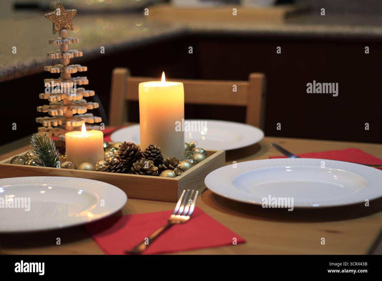 Cattura il momento della decorazione e dell'allestimento dei tavoli di Natale, preparati per un pasto natalizio. Foto Stock